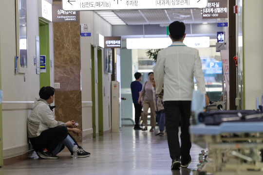 18일 오전 서울 동작구 보라매병원에서 의료 관계자가 이동하고 있다. [연합뉴스]